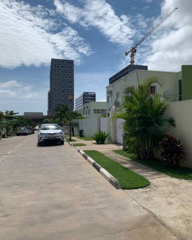 Venda À VENDA Moradia V3 de esquina, no Condomínio Cuchi, em Talatona.