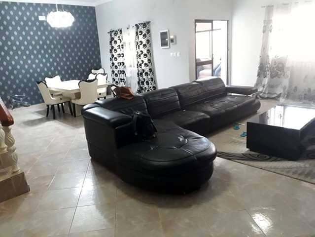Venda VENDE-SE MORADIA T6 - BAIRRO MILITAR (TALATONA)