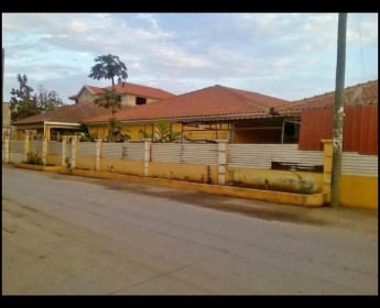 A venda Vivenda T.5 sem mobília No Camama junto a estrada