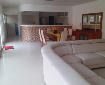 A venda Vivenda V.6 Mobilada R/Chão 1.Andar, na via Patriota Bairro Honga