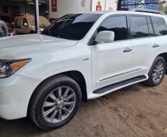 A venda Lexus LX570