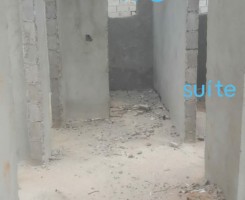 A venda Vivenda T3 inacabada no zango 3 , junto ao siac