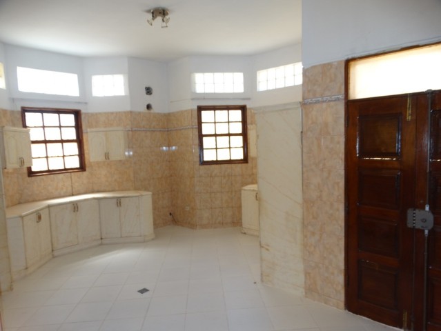 Venda VENDE-SE MORADIA T7 C/PISCINA + ANEXO - MORRO BENTO