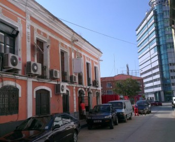 A venda VIVENDA T5 + ANEXO COM PISCINA NO CAMAMA