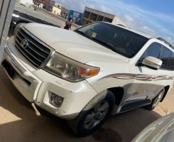 A venda Toyota Land Cruiser V8