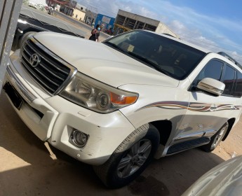A venda Toyota Land Cruiser V8