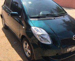 A venda Toyota Yaris automático
