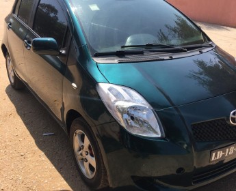 A venda Toyota Yaris automático