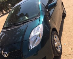 A venda Toyota Yaris automático