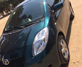 A venda Toyota Yaris automático