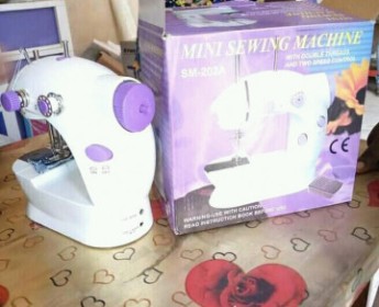 A venda MÁQUINA DE COSTURA PORTÁTIL