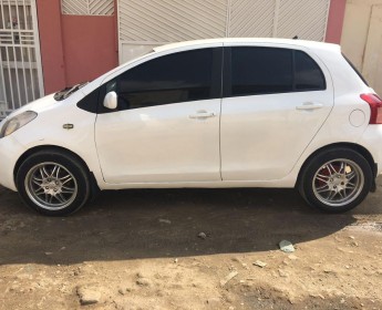 A venda Toyota Yaris automático