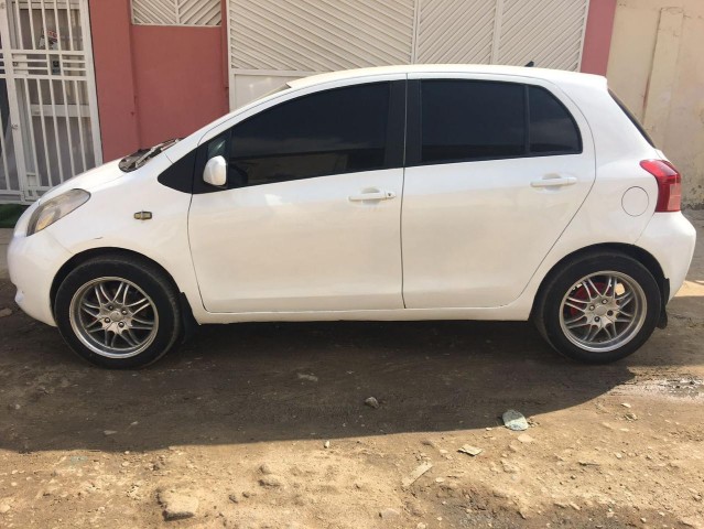 Venda Toyota Yaris automático