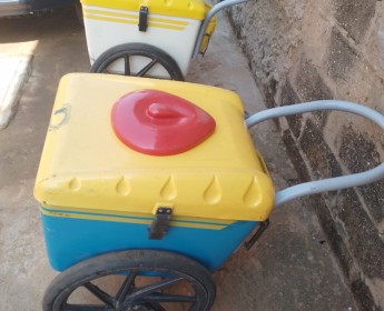 A venda Máquina de produção de picolés e os carrinhos