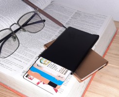 A venda Carteiras porta cartões fina e elegante para uso unissexo