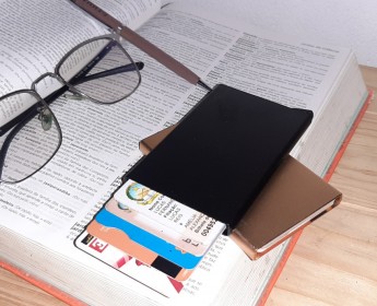 A venda Carteiras porta cartões fina e elegante para uso unissexo