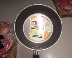 A venda Facas, frigideiras, talheres e outros