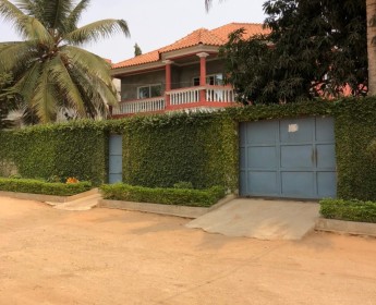A venda Arrenda- se um 1 Andar