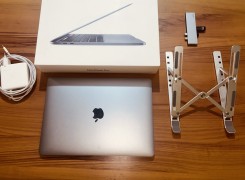 MacBook Pro 2020 Touch Bar. E acessórios.