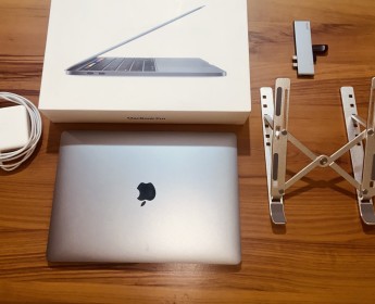 A venda MacBook Pro 2020 Touch Bar. E acessórios.