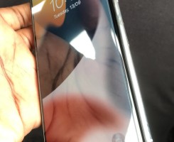 A venda IPhone X/64GB, novo (com carregador), origem Reino Unido: 200.000kzs