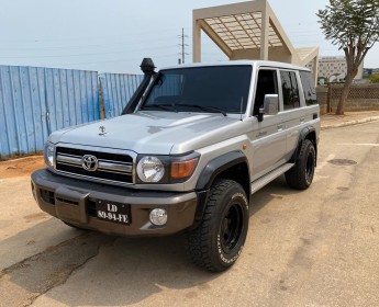 A venda *Toyota Land Cruise