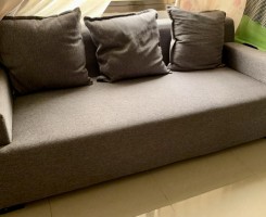 A venda Sofá Cinza com Pouf