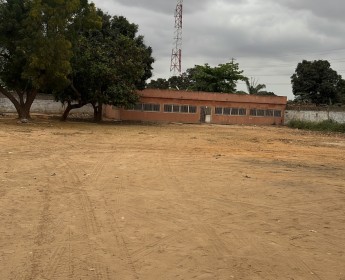 A venda Vende-se uma quinta vasta de 200/185 - CAOP B Luanda.