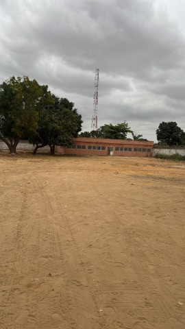 Vende-se uma quinta vasta de 200/185 - CAOP B Luanda.