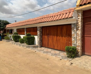 A venda Vivenda V3 + suites no zango 0