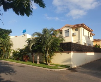 A venda Excelente Vivenda T5+2, com piscina, no condomínio Jardim de Rosas, 2ª...