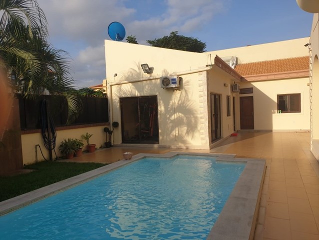 Excelente Vivenda T5+2, com piscina, no condomínio Jardim de Rosas, 2ª fase.