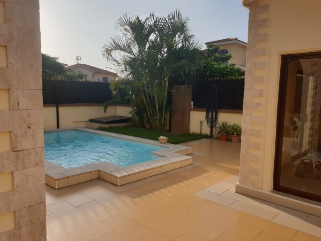 Excelente Vivenda T5+2, com piscina, no condomínio Jardim de Rosas, 2ª fase.