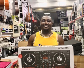 A venda CONTROLADORA NUMARK MIXTRACKPROFX NOVA