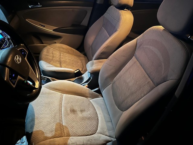Hyundai Accent Modelo matrícula GF Duas varetas Motor seco Interior limpo :bancos em couro Cor : preto Estado de conservação bom