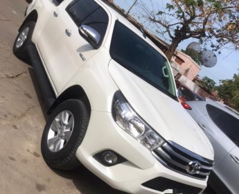 A venda TOYOTA Hilux João Lourenço