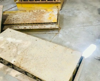 A venda Máquina de fazer blocos, interloques, pave, lancil.