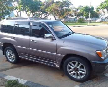A venda Lexus LX 470 V8, em planas condições