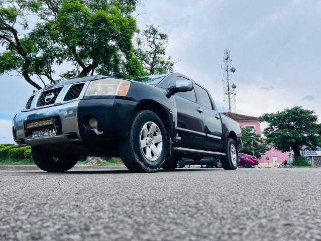 Nissan Titan V8