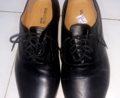 A venda Sapato de cabedal sola seca.