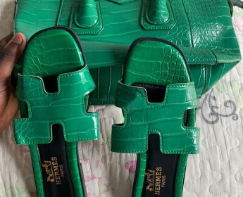 A venda Pastas da Givenchy e chinelas da herme