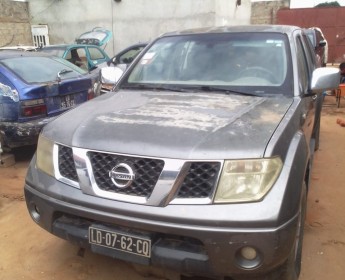 A venda Vendo Nissan Navara Limpa