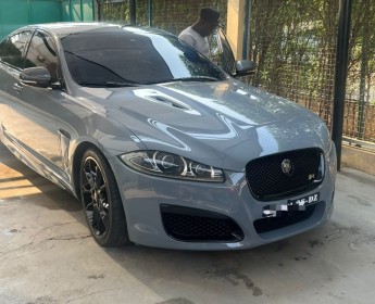 A venda Jaguar XF V8 Sport cinza edn