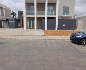 A venda Moradia V5 Duplex (nova), no condomínio Boa Vida.