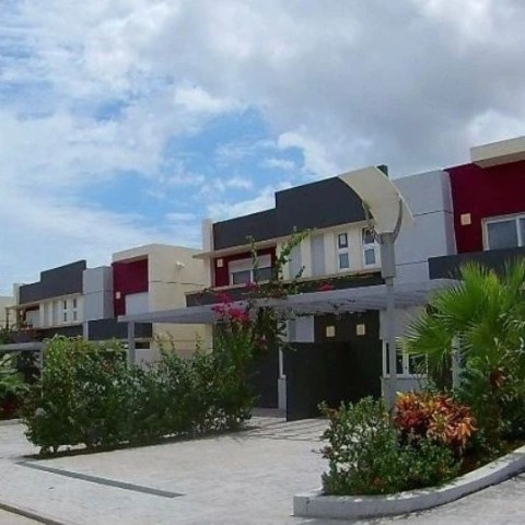 Moradia V4 duplex mobilada, com anexo, sito no Condomínio Infinity II, Benfica.