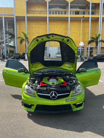 Mercedes Benz C63 AMG V8 6.3 verde ln