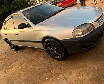 A venda TOYOTA AVENSIS CARRO LIMPO