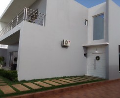 A venda Vendo está vivenda do tipo T5 e suítes com Mobília