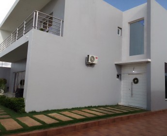 A venda Vendo está vivenda do tipo T5 e suítes com Mobília