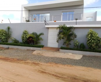 A venda Belíssima Vivenda V5 mobiliada, no Lar do Patriota, distrito do Benfic...